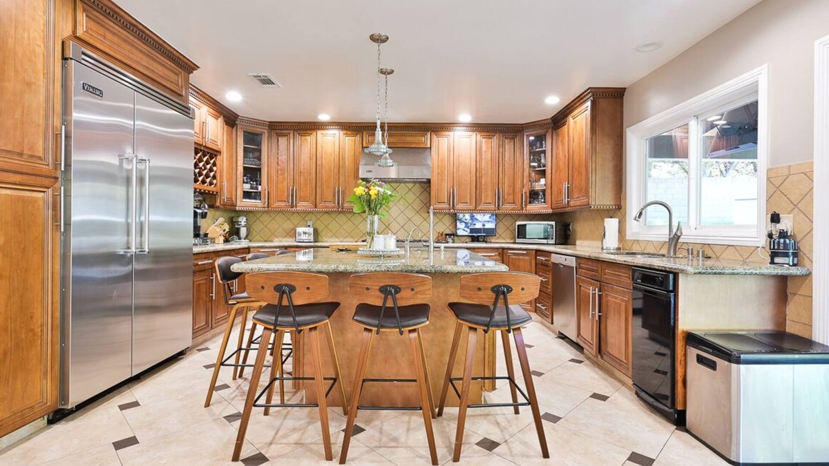 Granada Hills North House | Luxury HIGH ceiling. Large patio, beautiful VIEW. Best in Granada Hills, LA.