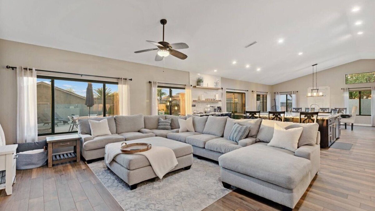 Glendale House | Luxury Home, Beautiful Neighborhood, Spacious for Family, with Pool/Spa.