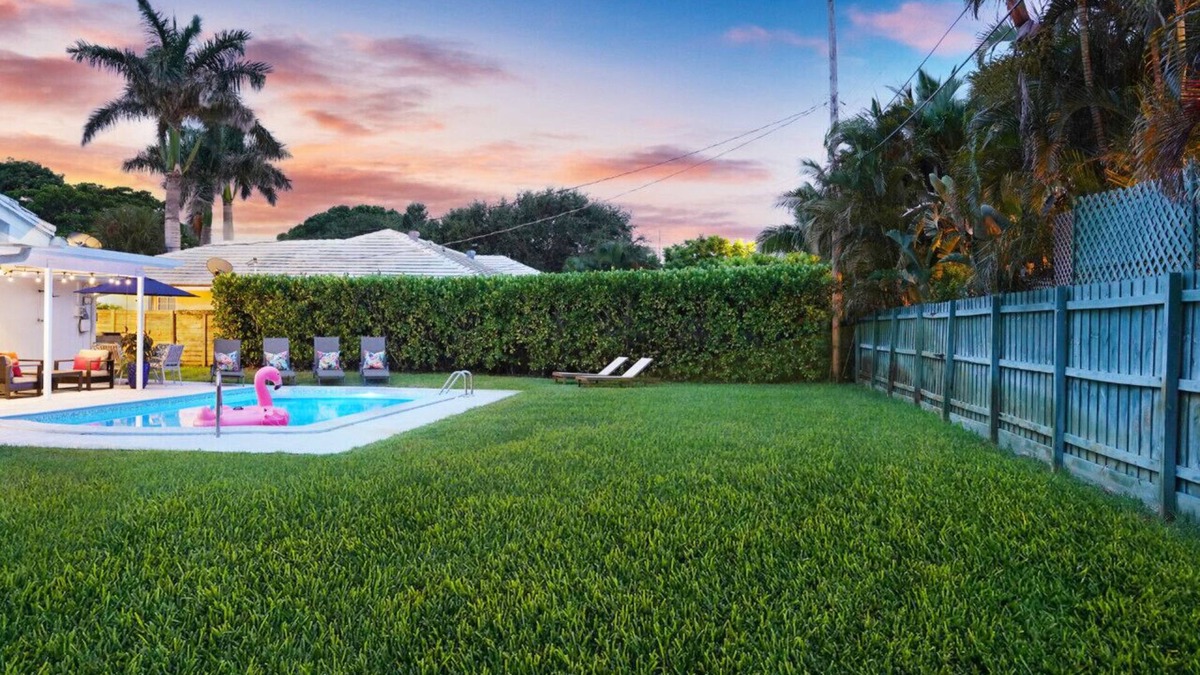 North Palm Beach House | Luxury Home Heated Pool Walk to BEACH! BBQ, EV, Fast WIFI Golf Simulator Soon