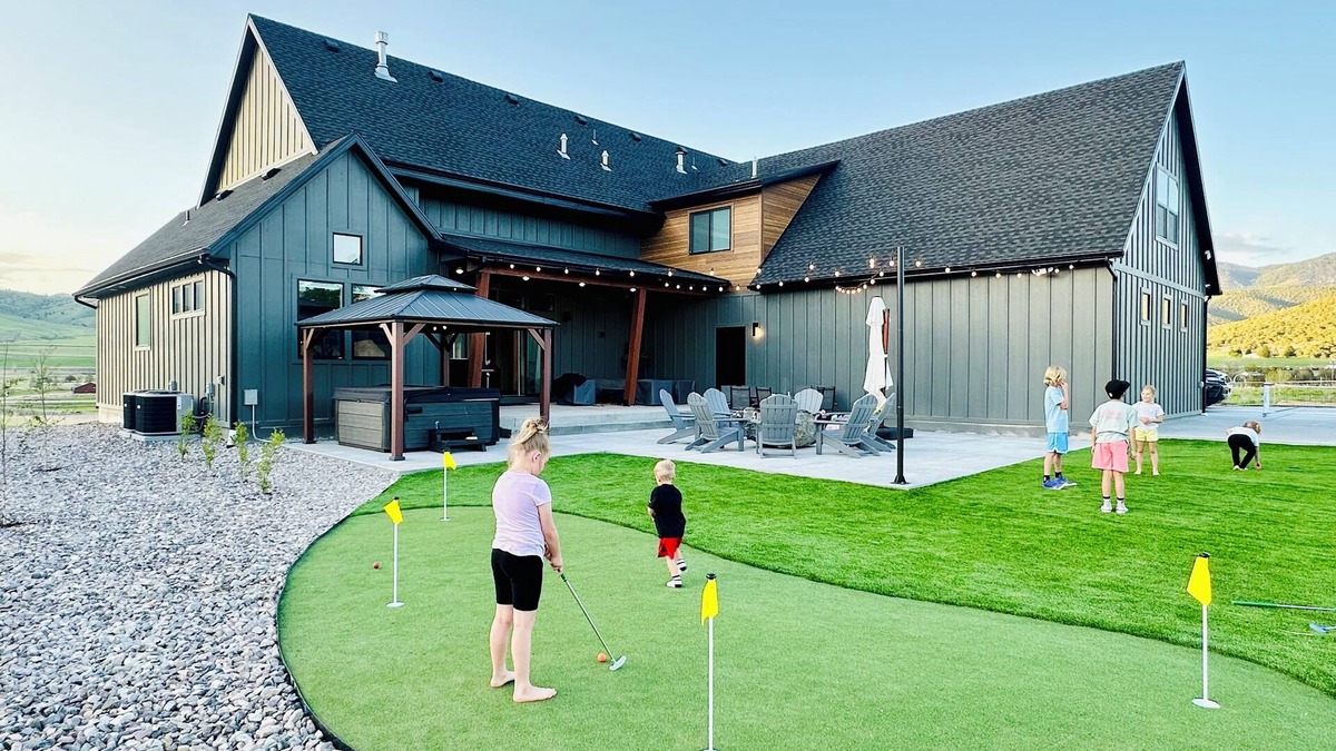 Lava Hot Springs House | Luxury Home! Hot Tub, SportCourt, Putting Green, & BunkRoom for kids!