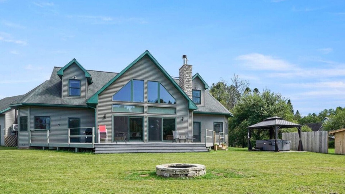 Houghton House | Luxury Home, Hot tub, Game Rm, Sauna, Near trails