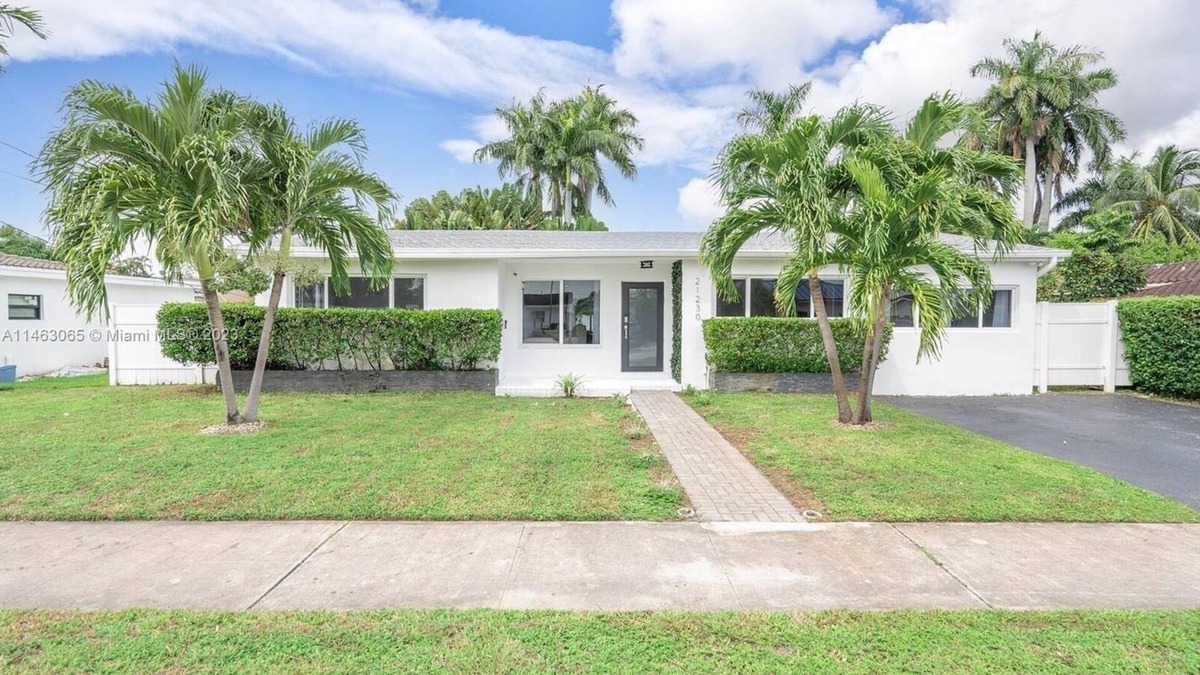 Highland Lakes House | Luxury home in a gated community near Aventura Mall