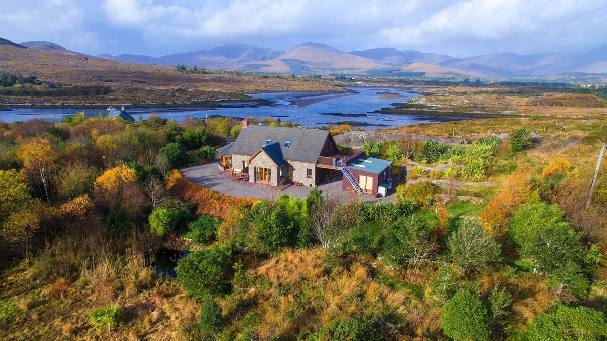 Sneem House | Luxury Home in exclusive Oysterbed with spectacular sea & mountain views. WiFi.