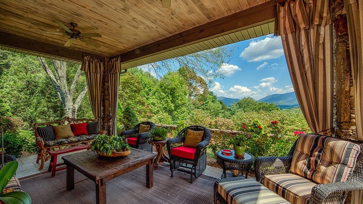 Waynesville House | Luxury Home in Laurel Ridge Country Club Community