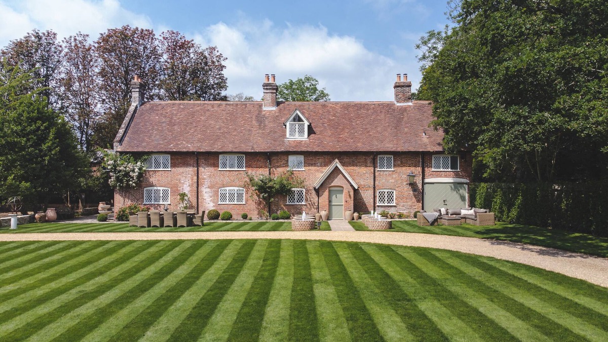 New Forest District House | Luxury home in the New Forest featuring a year-round heated swimming pool.