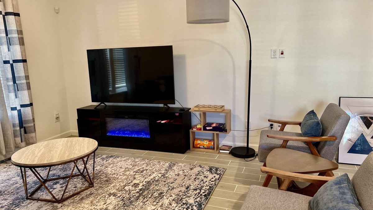 Newberry House | Luxury Home Near UF - Gamedays, Families, & More!