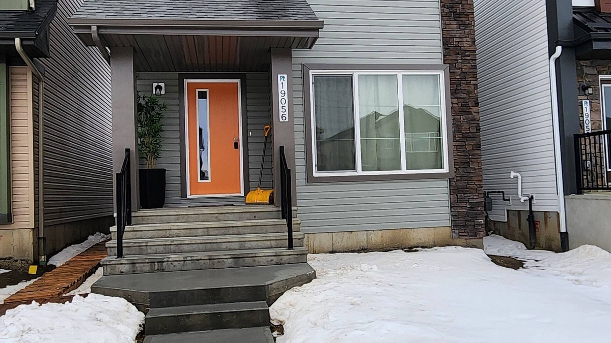 West Edmonton House | Luxury Home | Newly furnished | Sleeps 9 | Private Gym | 15mins to West Edm Mall