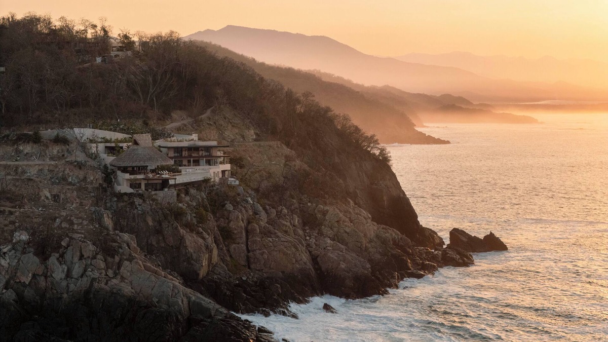 Zihuatanejo Villa | Luxury home on the cliffs of Zihuatanejo. Catering, gym, sauna, barbecue.