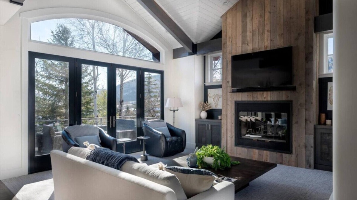 Sun Peak House | Luxury Home | Pool Table | Fireplaces | Hot Tub