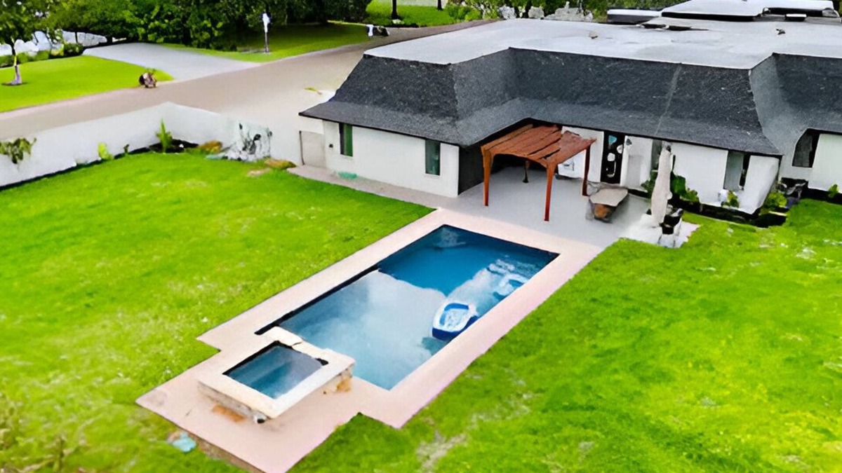 Edinburg House | Luxury Home, Sparkling Pool Jacuzzi, Sauna & More
