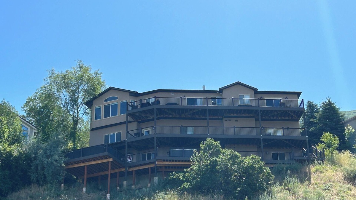 Cottonwood Heights House | LUXURY HOME WITH AMAZING CITY/LAKE VIEWS, 3 LRG DECKS, & MINUTES TO SKI AREAS