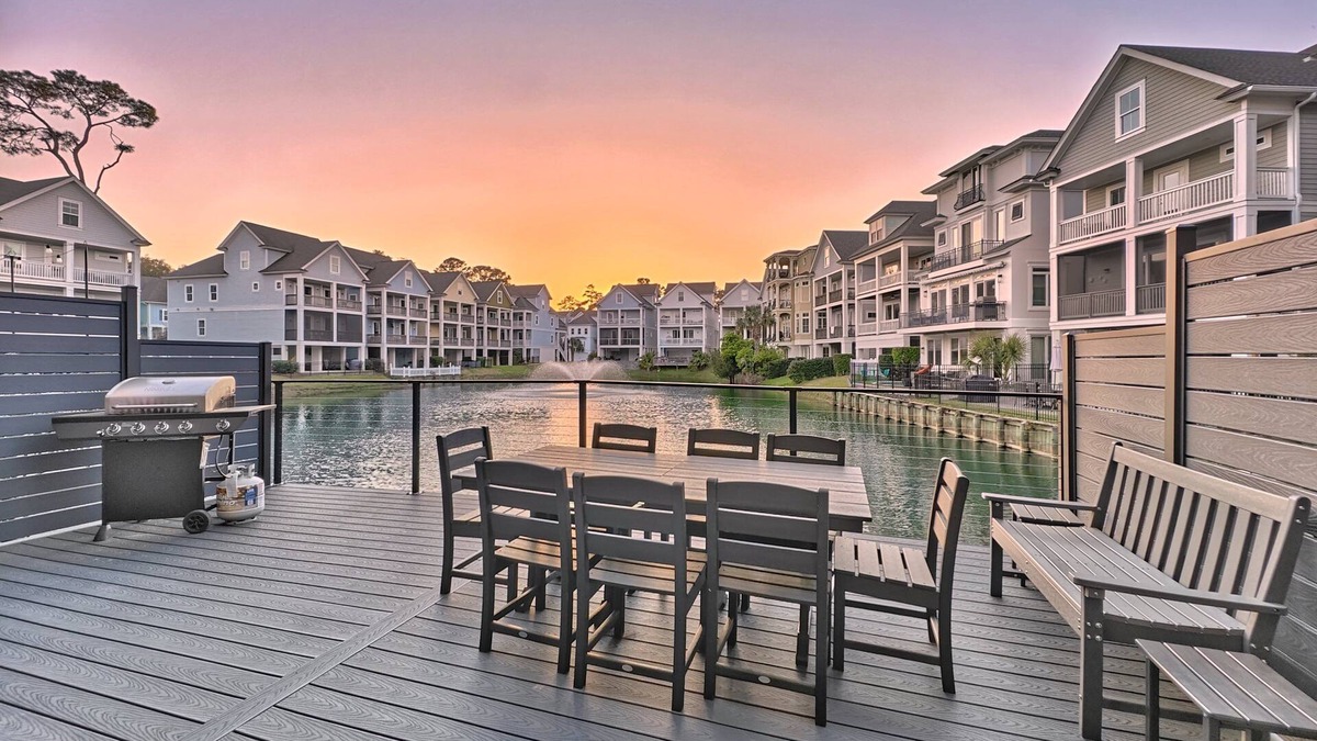 Folly Field House | Luxury Home, Elevator. Star Wars Kids Room, Free Heated Pool, Lagoon View, 3 Blocks to Beach