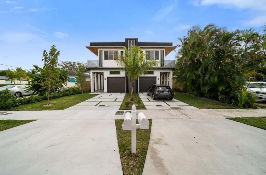 Victoria Park House | Luxury Home w 2 Pools near Beach