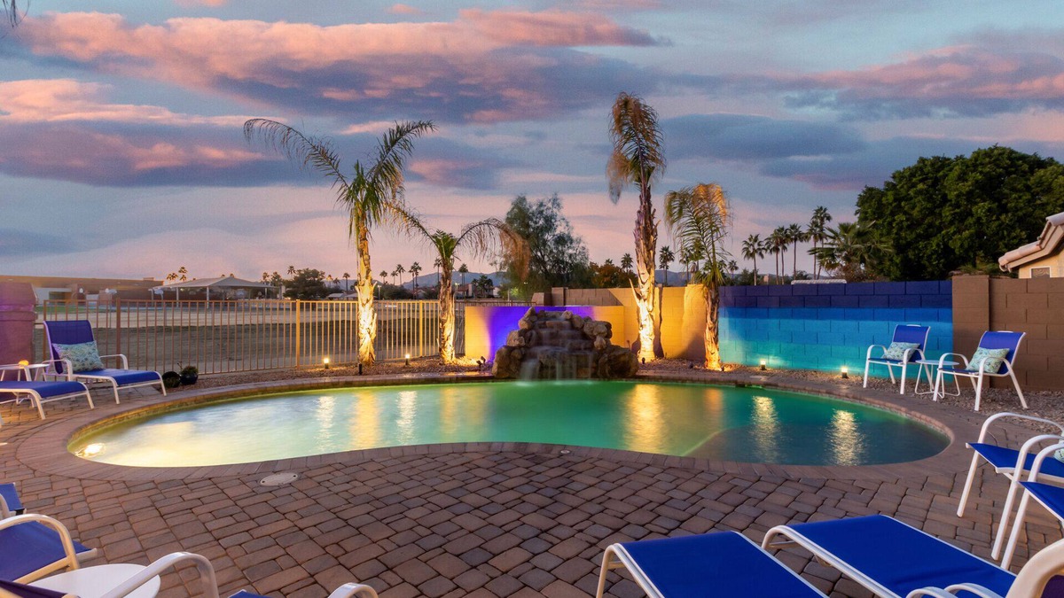 Phoenix House | Luxury home w/Heated Pool & Hot Tub | Pool Table | King Beds | Fire Pit & Grill