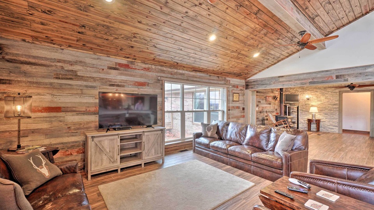 Oklahoma County House | Luxury Home w/Pool + Forest Vistas - 29 Mi to OKC!