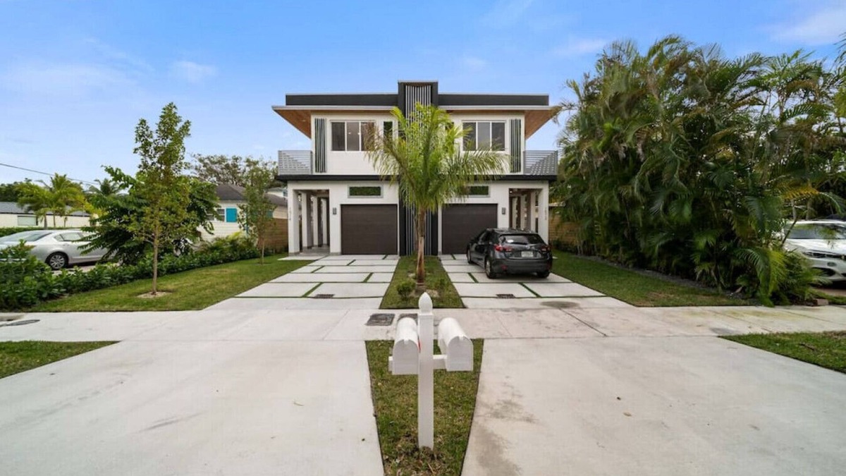Victoria Park House | Luxury Home with 2 Pools Near the Beach
