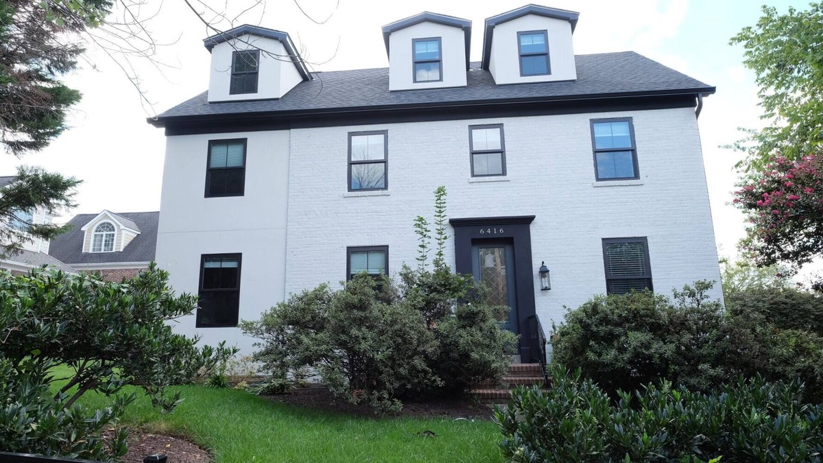 East Falls Church Villa | Luxury home with 9 Bedrooms, 8.5 Baths – 2 minutes walking to metro station.