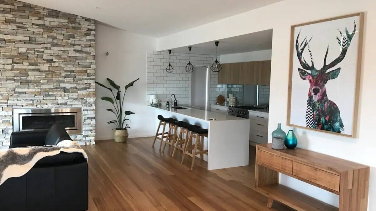 Portarlington House | Luxury Home With Views -portarlington Town Centre