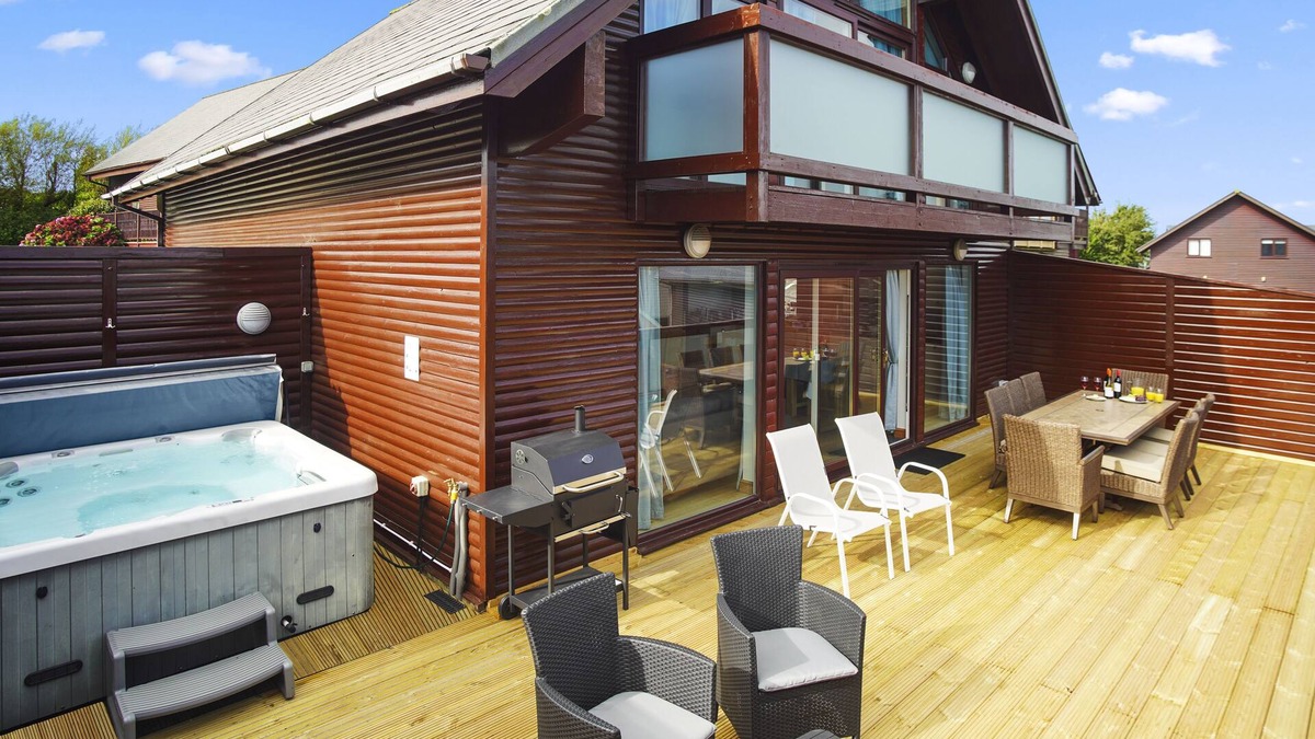 Winnard's Perch Cabin | Luxury hot tub Lodge at Retallack nr. Padstow & Newquay