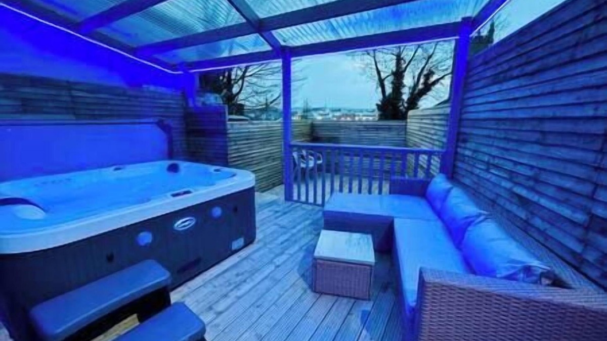 Londonderry House | Luxury Hot Tub Retreat Derry City