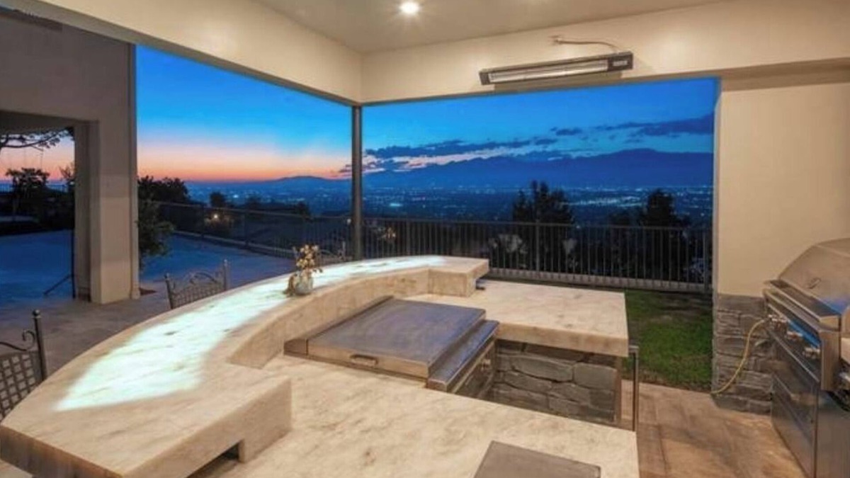 Walnut Valley House | Luxury House/City View/Village