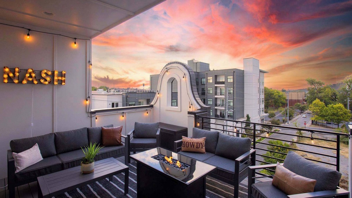 Buena Vista House | Luxury House in Nashville with Rooftop Deck