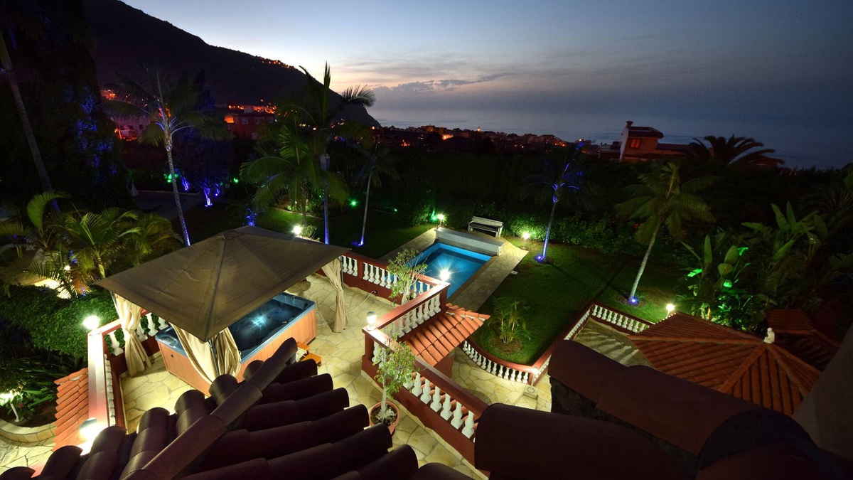 Los Realejos Villa | Luxury house with heatable pool, sauna and Jacuzzi, 6 - 13 guests