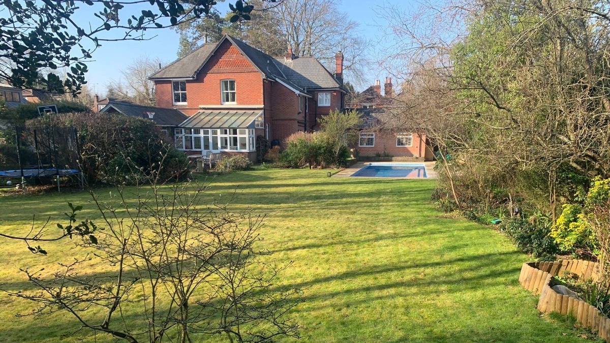 Winchester House | Luxury house with pool, 15 min walk to centre of historic Winchester