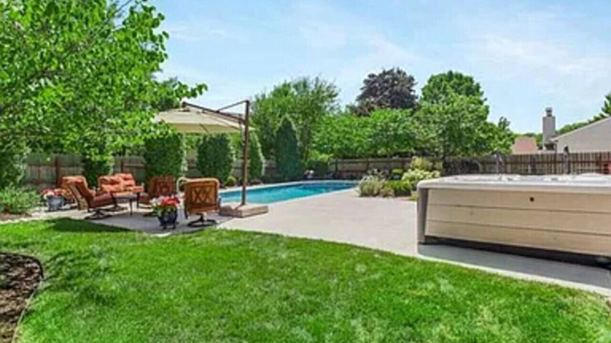 Lenexa House | Luxury in Lenexa!