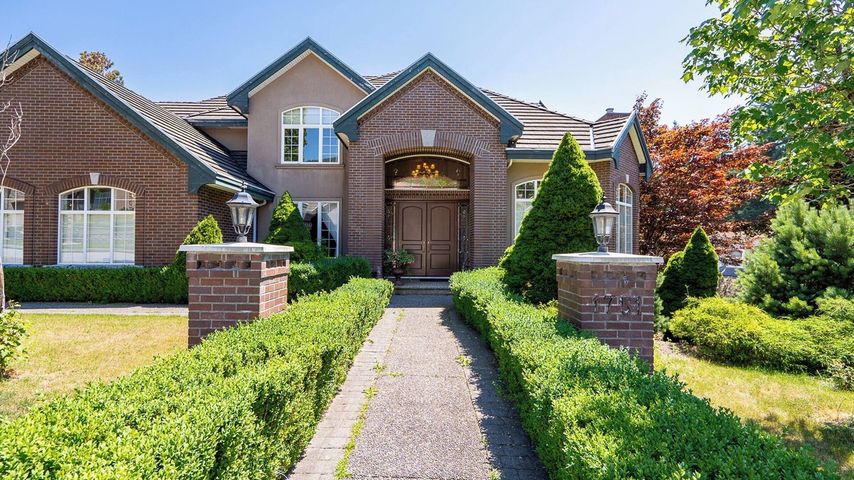 Westwood Plateau House | Luxury Italian-Style House – Private Room with Separate Entrance/1 bath/1 dining
