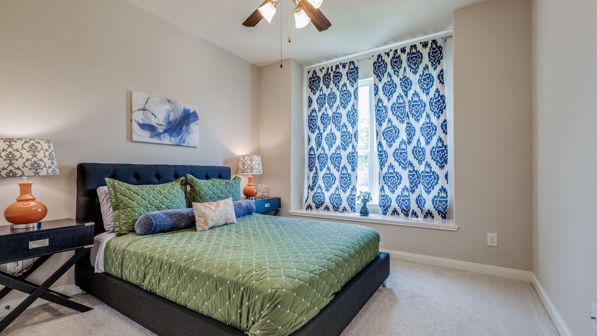 Katy House | Luxury Katy Retreat- 5 bed/3 bath - BBQ Grill, Fire Pit/Office/TV Projector