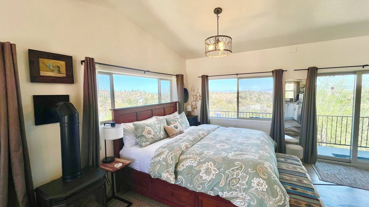 Prescott Apartment | Luxury King, Incredible 360 Views, AC, Balcony, Dogs, 3 miles town trails, lakes