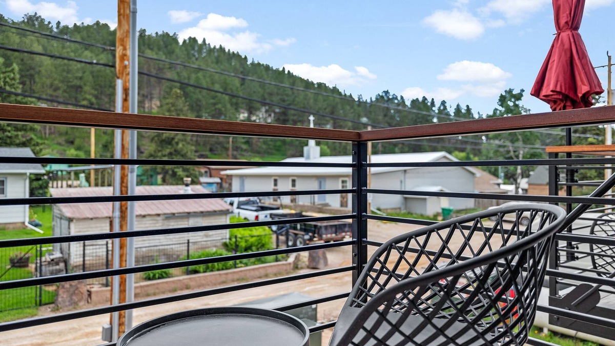 Hill City Apartment | Luxury King Studio Downtown Main Street