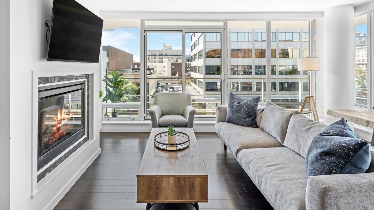 Inner Harbour Condo | Luxury King Suite w/Parking/Pool/Hot tub/Gym
