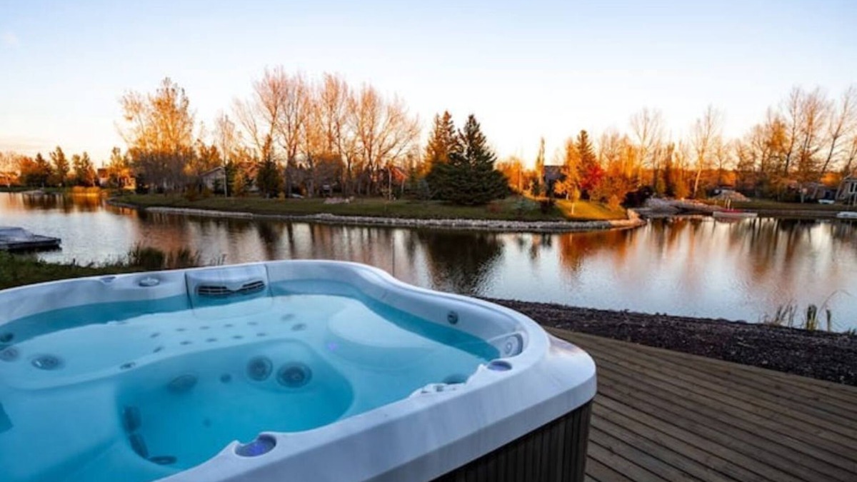 Traverse Bay Cottage | Luxury Lakehouse