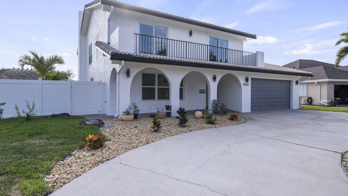 Lake Worth House | LUXURY Lake house-5 BD, 5 BA, Pool, Hot-Tub, Grill, Mini Golf and Tiki Hut