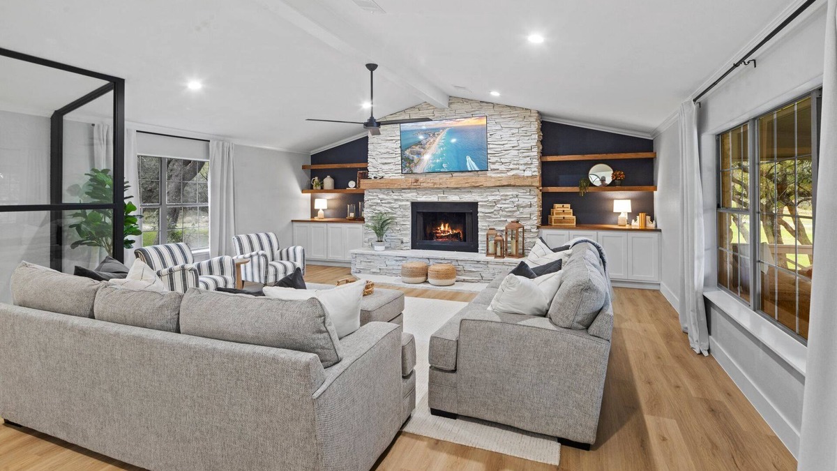 Buchanan Dam House | Luxury Lake House - Protected Cove on Inks Lake!