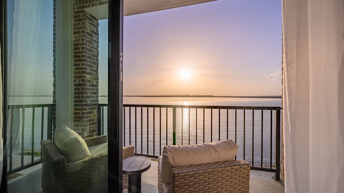 Rowlett House | Luxury Lake House Retreat in Rowlett
