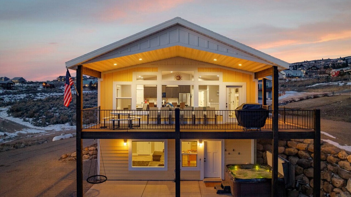 Sweetwater House | Luxury Lake Views | Sleeps 19 - Ideal Beach - Hot Tub - Foosball
