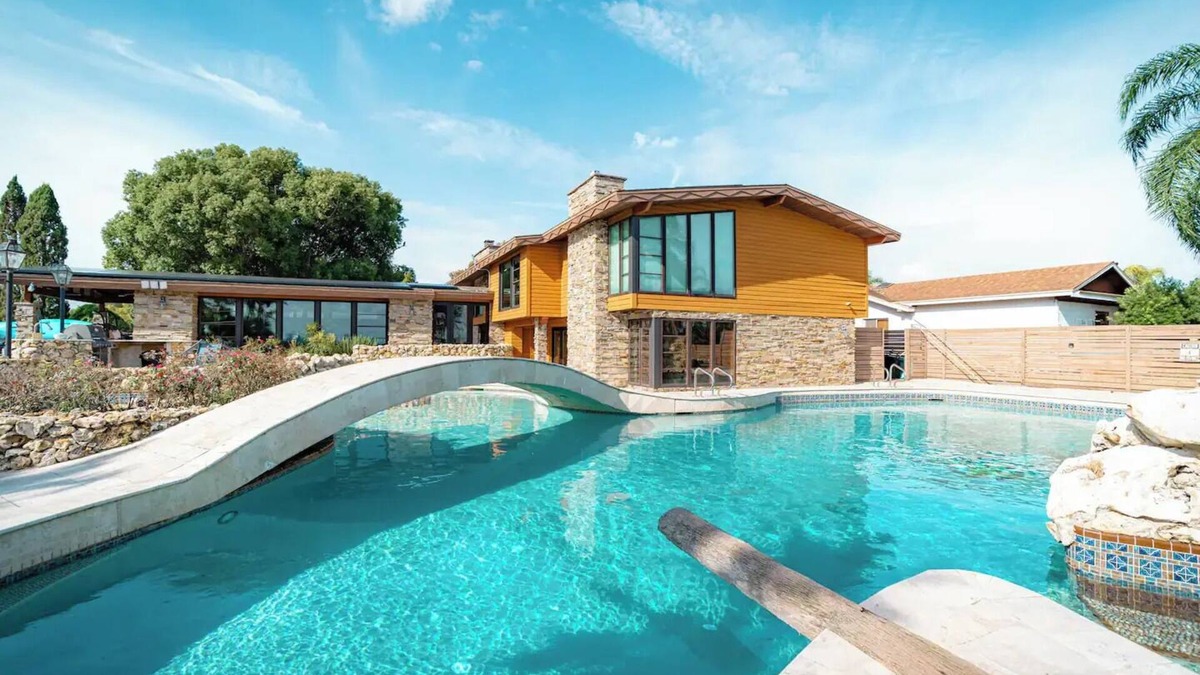 Catalina House | Luxury Lakefront 100,000 Gal Pool Resort Near Disney, Universal, SeaWorld,Outlet