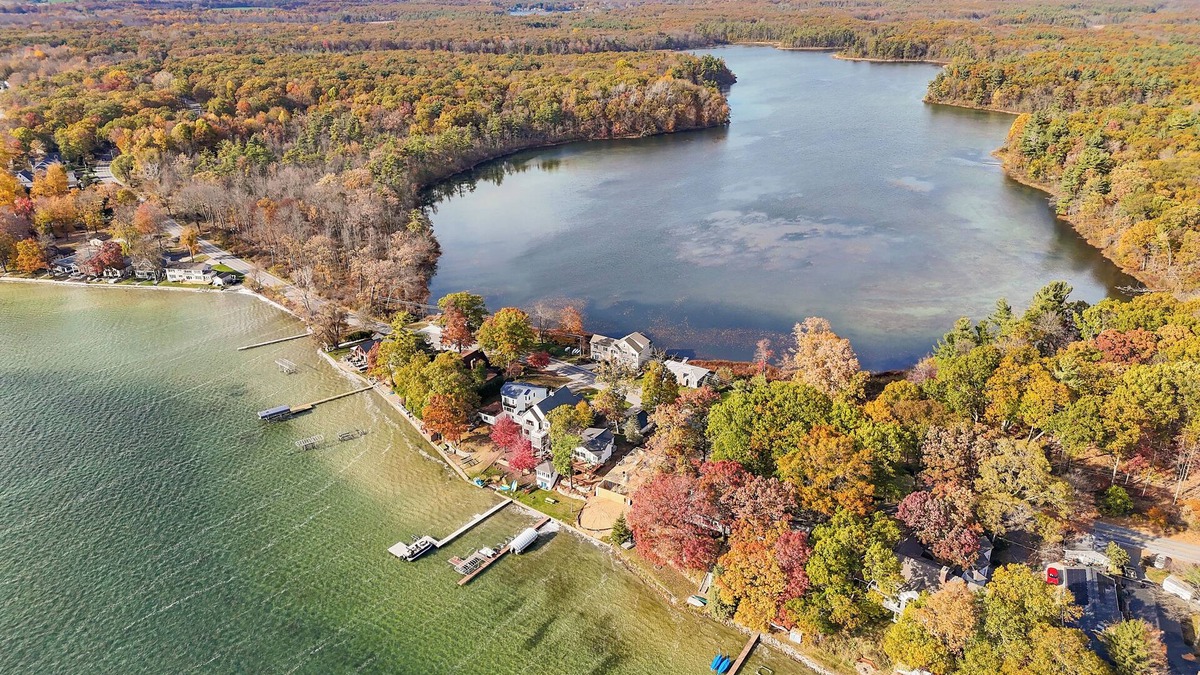 Middleville House | Luxury lakefront escape near Gun Lake