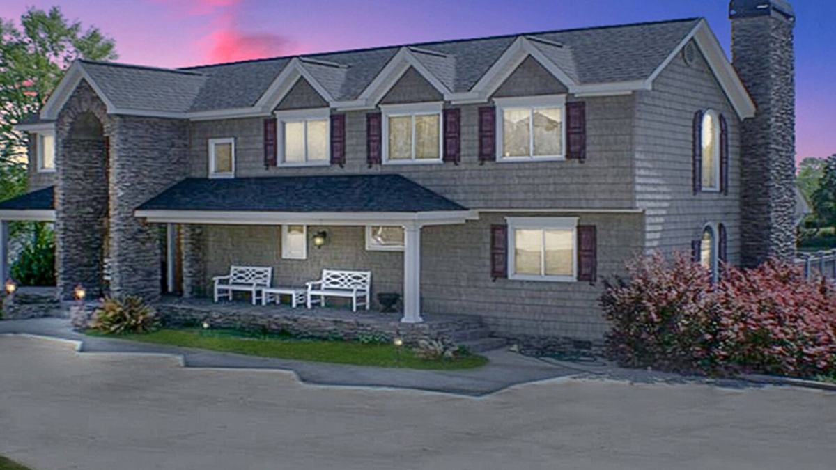 Greenwood House | Luxury Lakefront Estate! 6BR 4.5BA, Private Dock,Ramp, Lakeside Firepit & More!