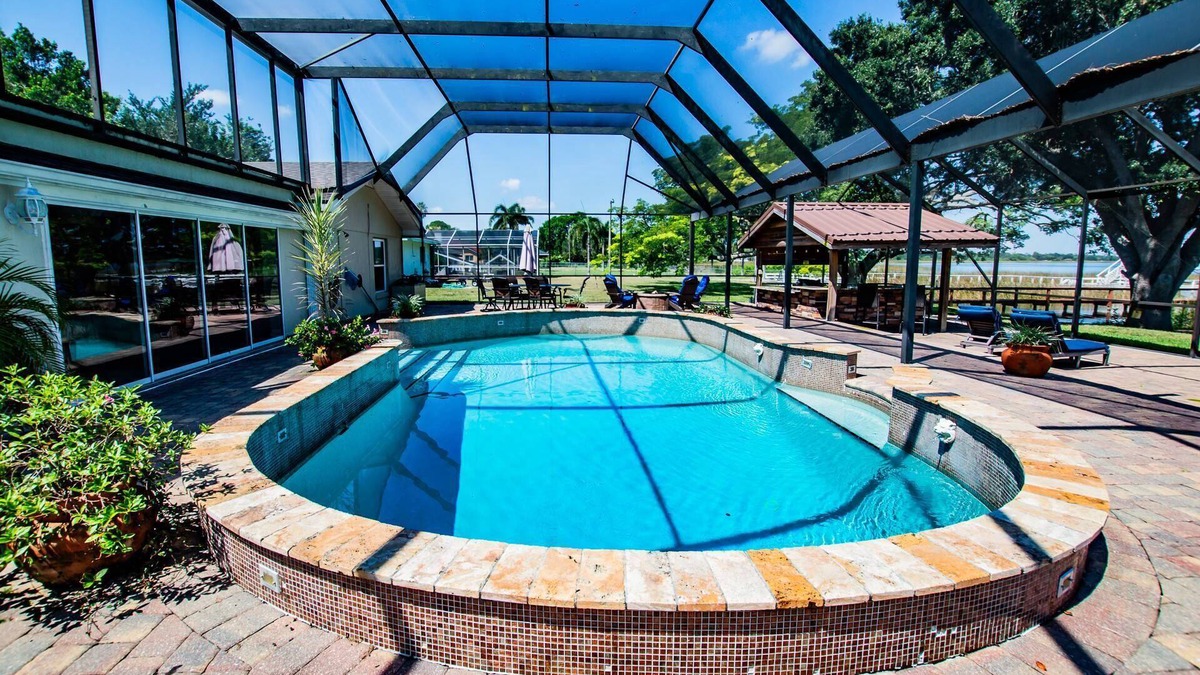 Lake Hamilton House | Luxury Lakefront | Heated Salt Pool, Dock & Kayaks | Home Theatre & EV Charger | Near Theme Parks