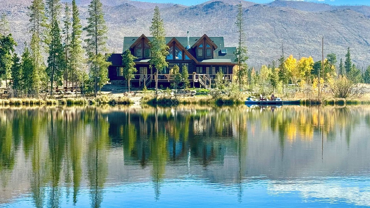Grand Lake House | Luxury lakefront log home w/dock and boats bordering RMNP