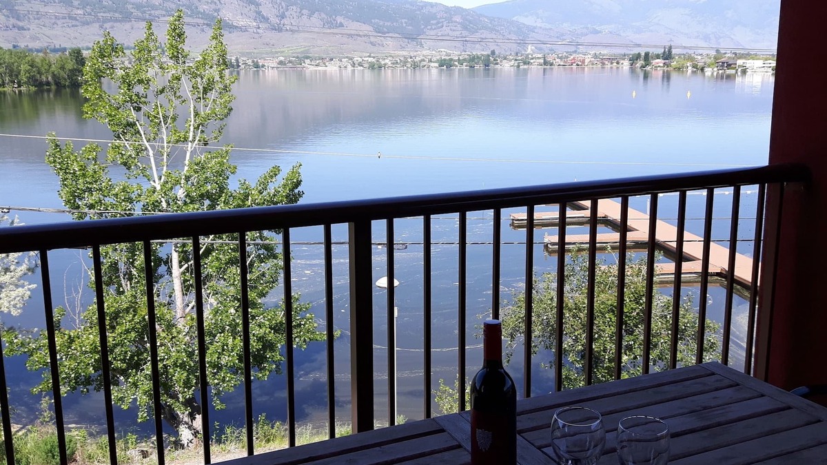 Okanagan-Similkameen Condo | Luxury Lakefront Penthouse - Huge Balcony with Spectacular Views