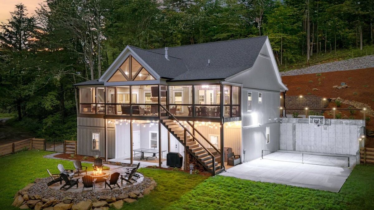 Clarkson House | Luxury Lakefront Retreat at Nolin Lake-Near Mammoth Cave-Sleeps 20!