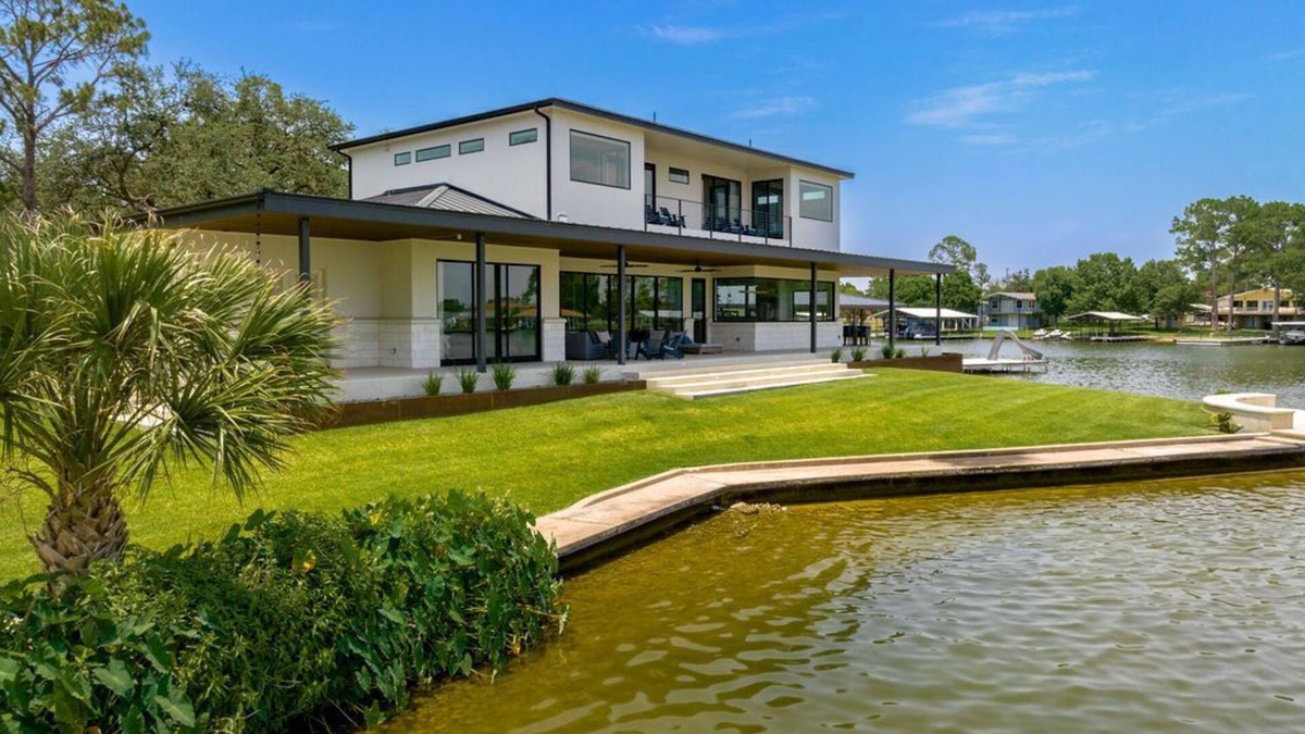 Granite Shoals House | Luxury Lakefront Retreat w/900Ft Private Waterfront, Boat Slip & Stunning Views