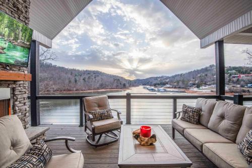Hidden Springs House | Luxury Lakeside Living at Knot Working on Norris Lake