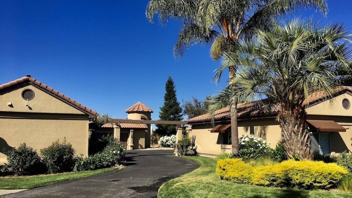 Paso Robles House | Luxury Lakeside Retreat, Sleeps 6