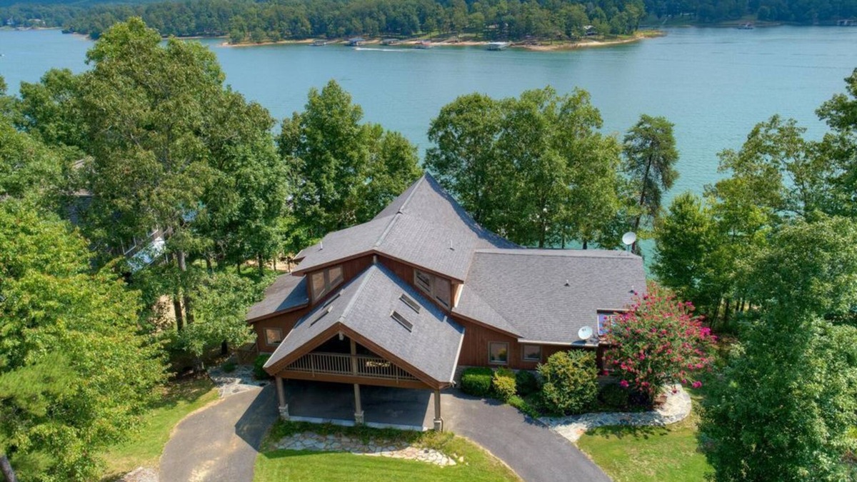 Stoney Point Landing House | Luxury Lakeside Retreat